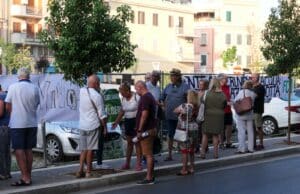 Sit in di protesta per il taglio dei platani