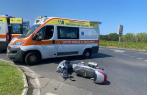Anzio, pirata della strada investe motociclista e fugge