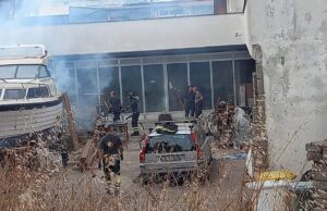 Anzio, incendio di sterpaglie rischia di aggredire un capannone: intervento dei vigili del fuoco