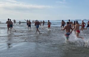 Nettuno, entusiasmo per il Bagno di Capodanno giunto alla 35ª edizione