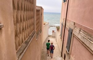 Discese a mare sulla riviera di Ponente, parte l’accertamento del comune di Nettuno sui varchi privatizzati