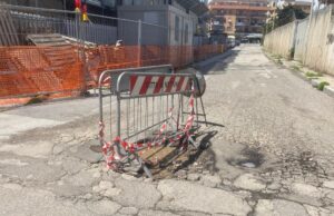 Nettuno, strade colabrodo per le buche: interventi della Polizia locale per danni alle auto