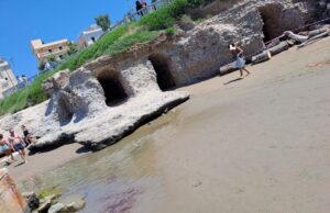 Pulita la spiaggia delle Grotte di Nerone: i cittadini hanno raccolto la plastica e le cicche