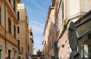 Per motivi di sicurezza rimossi i tavolini di un pub da via Lombardi