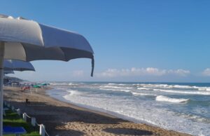 Anzio, ventenne rischia di annegare: salvato da un poliziotto sul tratto di mare davanti a Villa Claudia