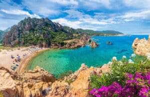 Vacanze in Sardegna: perché scegliere il traghetto per raggiungere l’isola