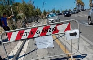 Anzio, pista ciclabile su via Fanciulla d’Anzio chiusa per “pericolo rami bassi”