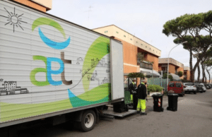 Operaio resta incastrato con la mano nel compattatore dei rifiuti