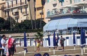 Arriva l’assessore regionale ai Servizi sociali: rimontata la spiaggia dei disabili