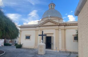 Settantenne aggredita e rapinata all’interno del cimitero