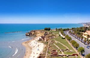 Bonifica delle spiagge di Anzio. Cittadini e società AET mobilitate
