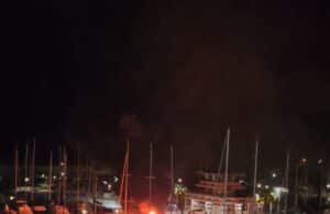 Nettuno, incendio nel porto turistico: imbarcazione in fiamme