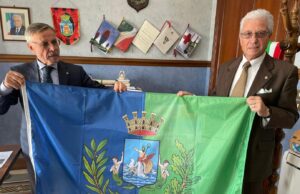 Il Prefetto Antonio Reppucci consegna la bandiera del comune di Nettuno all’ANPS