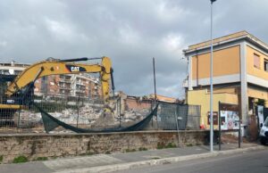 Nettuno, iniziata la demolizione della “Ennio Visca”. Al suo posto sorgerà una nuova scuola