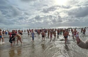 Anzio, bagno di Capodanno da record: si tuffano in 186