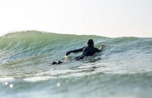 Gli rubano l’auto mentre è in mare a fare surf
