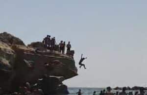 Nonostante il divieto e il pericolo giovani si tuffano in mare dalla falesia dell’Arco Muto