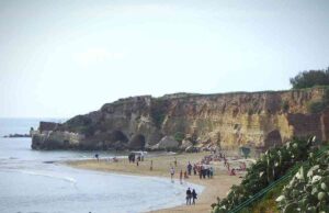 Papà e figlio salvati dalle correnti alle Grotte di Nerone