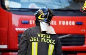 A fuoco inerti e amianto su un terreno lungo via Acciarella