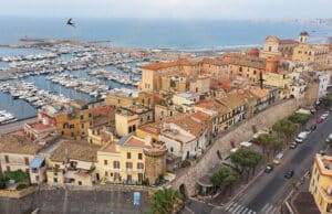 Ladri in azione al Borgo medievale: rubato borsello ad un villeggiante