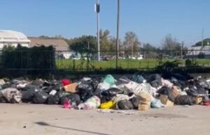 Lavinio, da un mese montagna di rifiuti sotto il cavalcavia