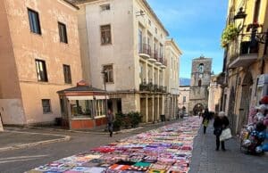 Una grande coperta colorata contro la violenza sulle donne: anche l’Anps di Nettuno all’iniziativa di Viva Vittoria