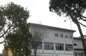 Termosifoni spenti da quasi un mese: parte della “Salvo D’Acquisto” al freddo. La protesta dei genitori degli alunni