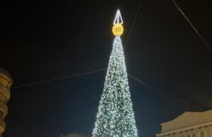 Nettuno si illumina per Natale, accesi l’albero di Natale e le luminarie sul lungomare