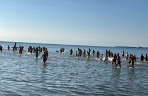 Nettuno, in 86 si tuffano per il tradizionale bagno di Capodanno