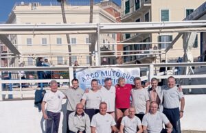 In 230 si tuffano nel mare di Anzio per il bagno di Capodanno: è record