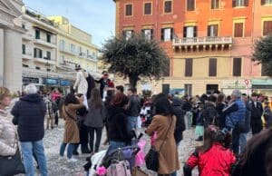 Carnevale ad Anzio: la città “invasa” da migliaia di persone.