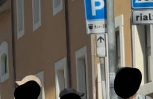 Sventata rapina ai danni di una donna in via Fanciulla d’Anzio, tre uomini in fuga