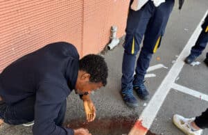 Sassate e sangue nel parcheggio del supermercato