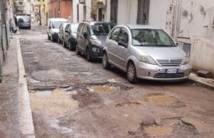 Via Arno tutta una buca, sembra bombardata