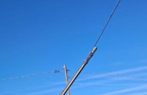 Palo telefonico pericolante in Via Mirabella a Nettuno, nessuno interviene