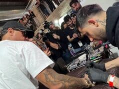 Lorenzo Toti tatua Fabrizio Corona alla Marche Tattoo Convention
