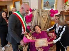I 100 anni della signora Luisa De Carolis, la vista e gli auguri del sindaco di Nettuno Burrini