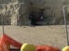 La mareggiata abbatte recinzione a protezione della falesia dell’Arco Muto ad Anzio. E bagnanti occupano la spiaggia