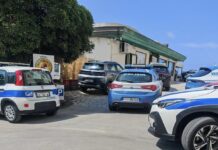 Rubano sdraio e ombrelloni ai bagnanti alle Grotte di Nerone, fermati sei giovani nordafricani